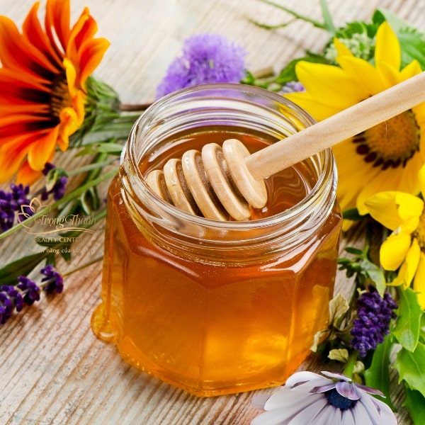 Cách làm môi hết thâm bằng mật ong